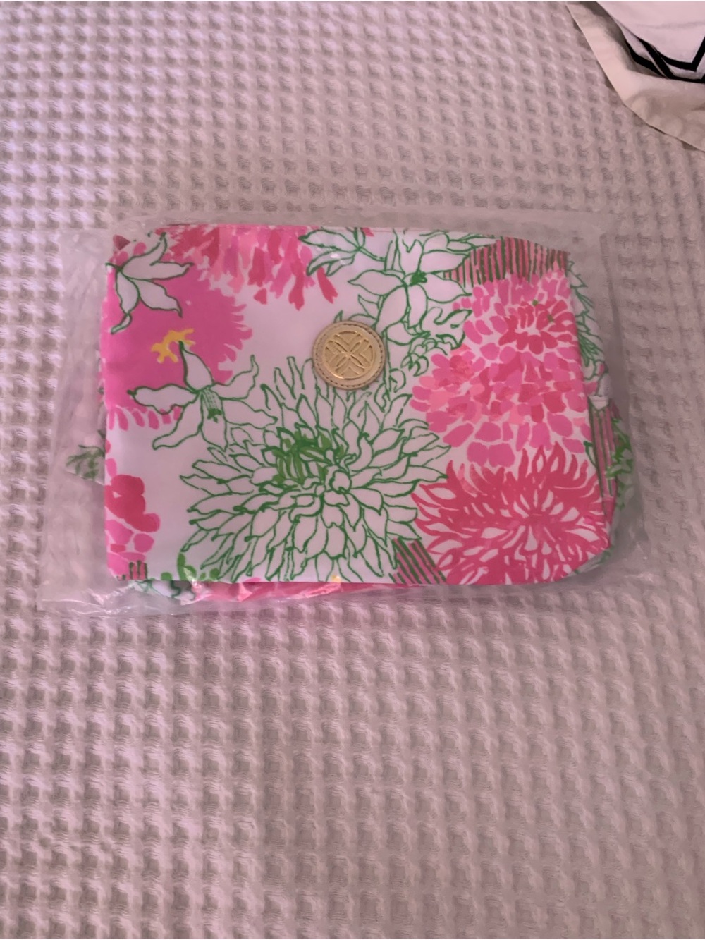 NWT Lilly Pulitzer Floral Pink Cosmetic Pouch with Gold Emblem - Picture 3 of 4
